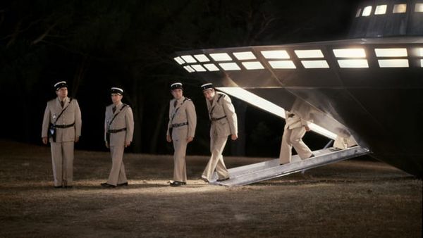 SCOOP : Castex prépare un décret imposant la 3è dose aux extra-terrestres qui nous visiteront en 2022