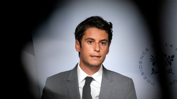 Gabriel Attal: « On veut aussi poursuivre la redéfinition de notre contrat social, avec des devoirs qui passent avant les droits, du respect de l’autorité aux prestations sociales » (29.1.2022)