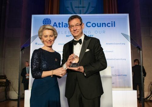 Pour défendre ses profits, Pfizer réduit ses coûts et comprime son personnel