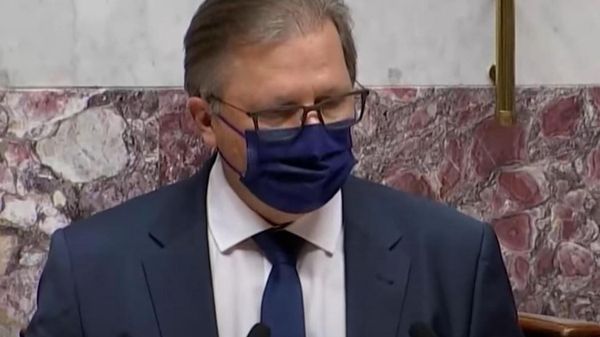 Passe vaccinal : les parlementaires mettent le champagne au frais et c’est leur cohérence qui trinque