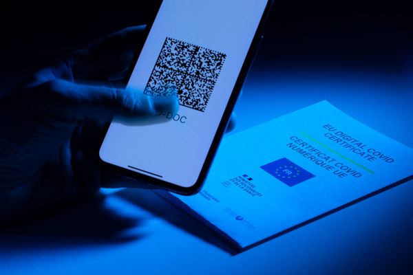 Levée immédiate du passe vaccinal : pourquoi la recommandation des sénateurs est une arnaque