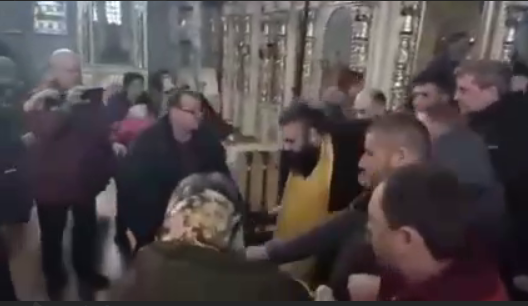 Ukraine : scènes de violence urbaine dans une église orthodoxe