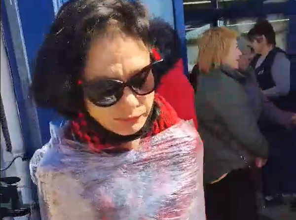 Les Ukrainiens attachent désormais des femmes BCBG aux poteaux pour les punir