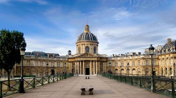 Comment faut-il appeler Elisabeth Borne:  « Madame le Premier ministre » ou « Madame la Première Sinistre »?