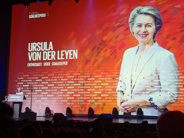 Conflit d’intérêt : Bill Gates récompense officiellement Ursula von der Leyen pour son soutien financier