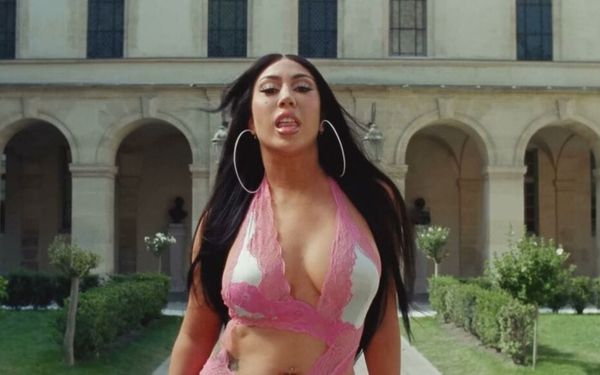 Pour pallier la faillite de l’Education Nationale, le lycée Henri IV invite Kali Uchis à tourner des clips