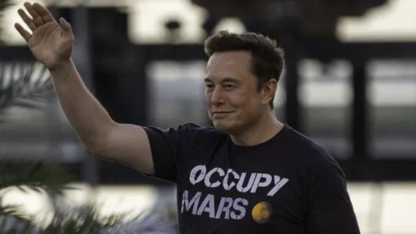 Musk a le projet de bloquer le réseau social X en Europe, par Vera Basilaya