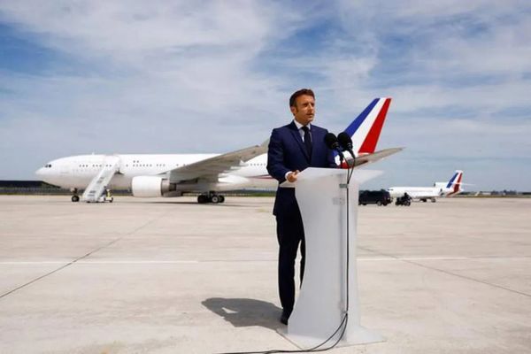 Briefing – C’est quoi le bilan carbone des déplacements en avion d’Emmanuel Macron?