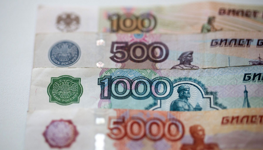 Pourquoi le rouble, exceptionnellement fort cette année, ne le restera pas en 2023 ? par Olga Samofalova