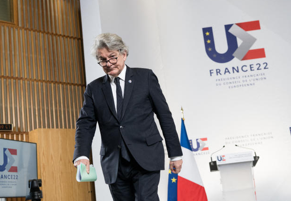 Breton va mater l’Amérique sur l’argent de nos impôts , par Modeste Schwartz