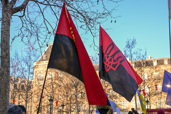 À Paris, des drapeaux pro-nazis dans les défilés ukrainiens