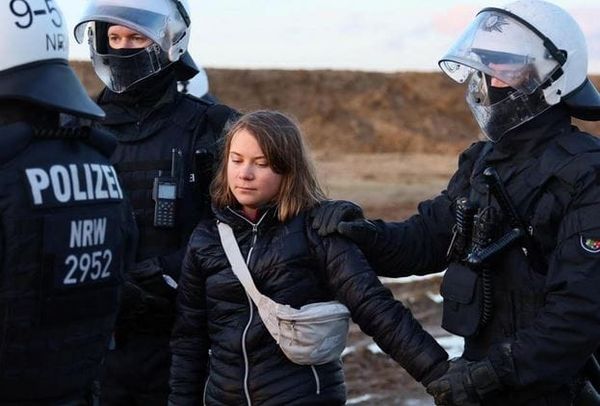 Greta et la police allemande, pris en flagrant délit de connivence, par Modeste Schwartz