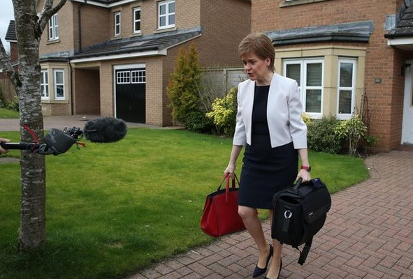 Écosse : Nicola Sturgeon transitionne vers la porte de sortie, par Modeste Schwartz