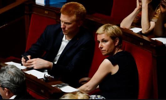 Quatennens face à la Némésis des chemises roses, par Modeste Schwartz