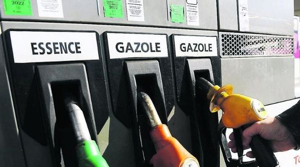 Pourquoi le prix des carburants chute-t-il en France ? Jusqu’où peut aller la dégringolade ?