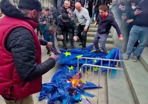 Pince-mi et pince-moi sont dans un bateau, par Dominique Delfosse