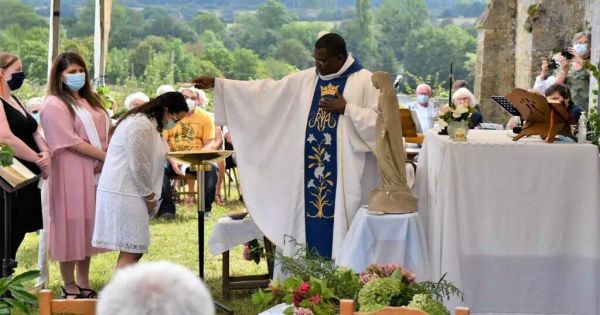 Urbi & Orbi n°37 – les prêtres de la génération du Pape sont horrifiés: les jeunes catholiques aiment la messe traditionnelle