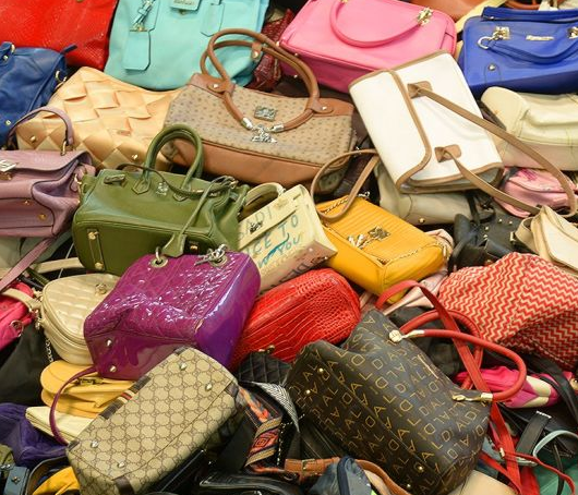 Schiappa – Rome : la nuit des longs sacs à main, par Modeste Schwartz