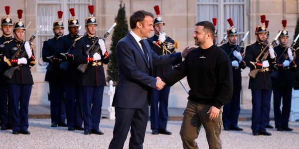 Repris de logorrhée, Macron distille ses fake news