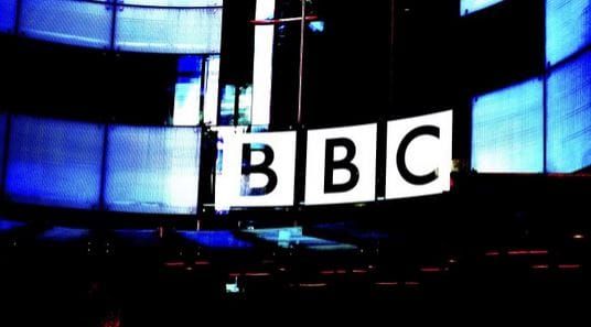 Royaume-Uni : un présentateur vedette de la BBC au cœur d’un scandale