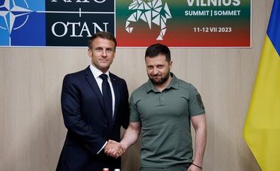 En signant avec Zelensky, Macron met la France en danger, par Jean Goychman