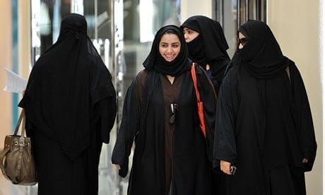 Abaya : un faux clivage pour cacher un vrai chaos à venir