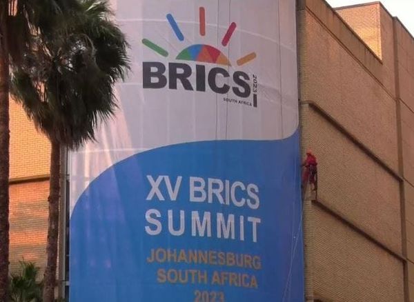 Réactions contrastées des partis politiques sud-africains avant le sommet des BRICS, par SABC NEWS