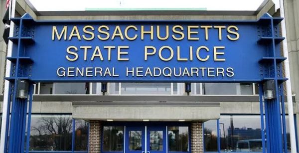 Massachusetts : la justice ordonne la réintégration de 7 policiers non-vaccinés