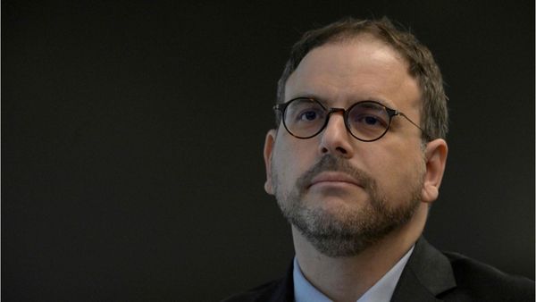 A Sarlat, le ministre PCF Aurélien Rousseau distribue des billets de Macropoly