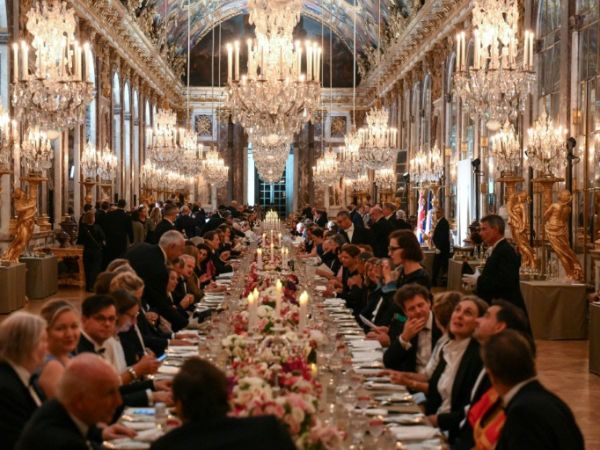 Versailles : intégration réussie de Brigitte et Monsieur au néo-Gotha, par Modeste Schwartz