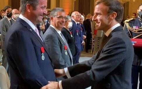 Karl Olive veut une loi qui force les Français à aimer Macron