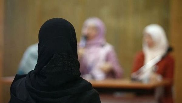 Interdiction de l’abaya : la guerre de non-religions, par Hélène Strohl