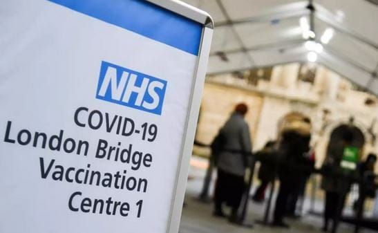 Arguant une énième vague, l’Angleterre avance sa campagne de vaccination