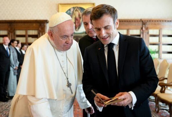 Marseille : Brigitte et son amoureux applaudissent le suicide du catholicisme , par Modeste Schwartz