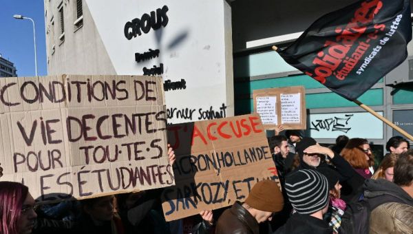 Macron sourd au malaise étudiant