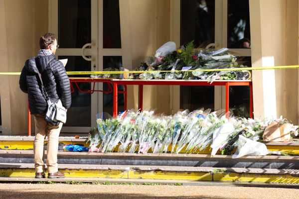 Macron distribue les sucettes en chocolat face au terrorisme