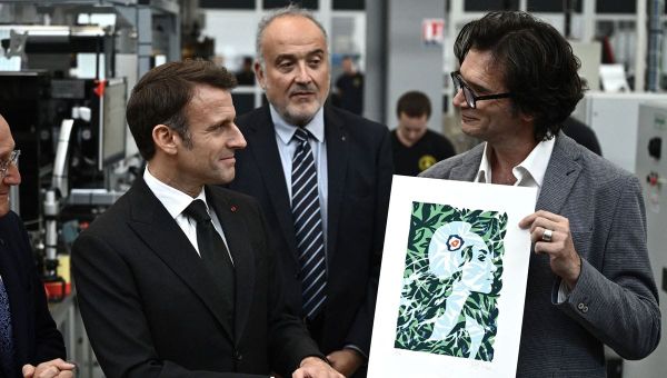 Comme Louis XVI, Macron coincé sur la cocarde