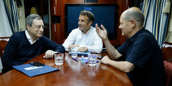 Macron souhaite que le fédéraliste Draghi succède à von der Leyen