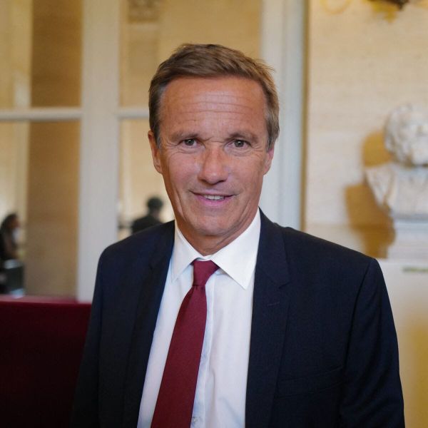 Nicolas Dupont-Aignan: « Il  faut supprimer  la Commission Européenne »