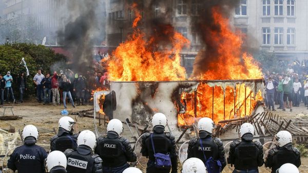 Macron décide de ne pas honorer les engagements européens de la France