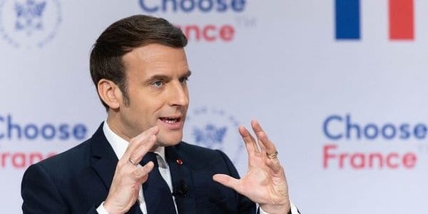Vaccins COVID : Pfizer et Astra Zeneca renvoient l’ascenseur à Macron