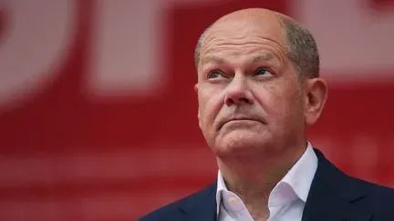 Allemagne: comme Macron, Olaf Scholz subit une lourde défaite