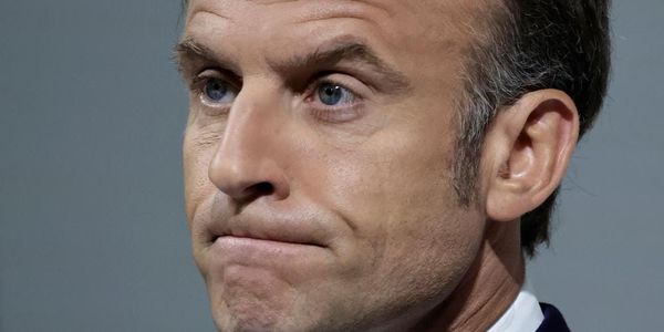 Macron ouvre une première porte aux hausses d’impôt à venir