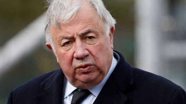 Macron a-t-il évoqué sa démission avec Gérard Larcher ?