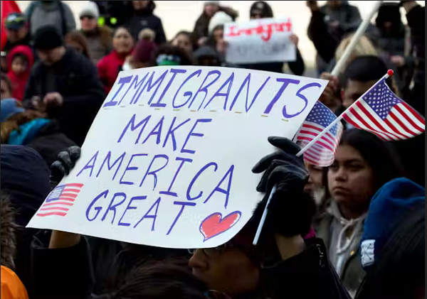 Musk accuse l’administration Biden d’accélérer la naturalisation des immigrés pour gagner