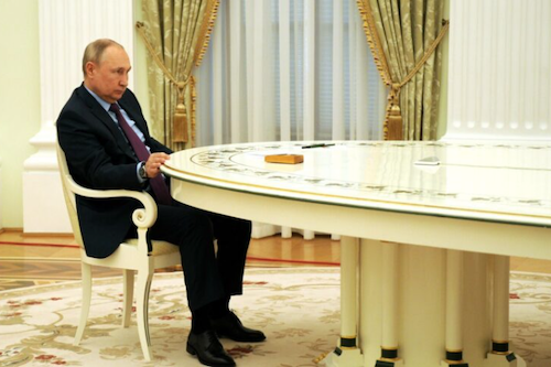 Poutine est-il huMAIN? Il ne bouge pas les MAINS durant son allocution du 21 novembre!