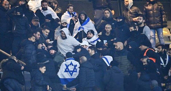 Des hooligans israéliens lynchent des supporters français mais Macron reste au Stade de France