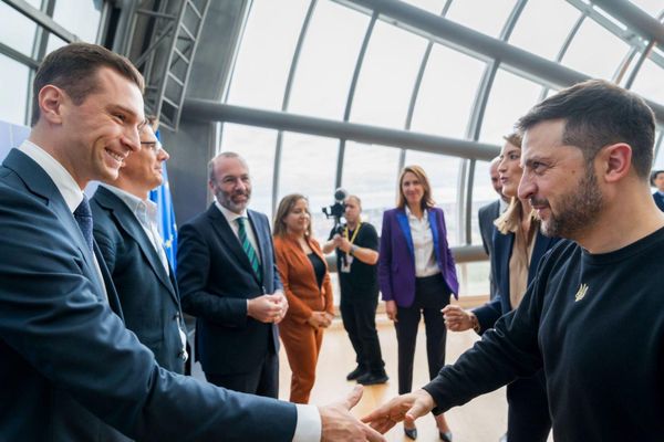 Trois nuances d’OTANo-socialisme se font face à l’Assemblée – et pendant ce temps la France sombre