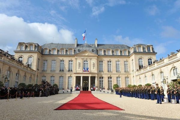 Macron est-il devenu le zombie en charentaises de l’Élysée ?