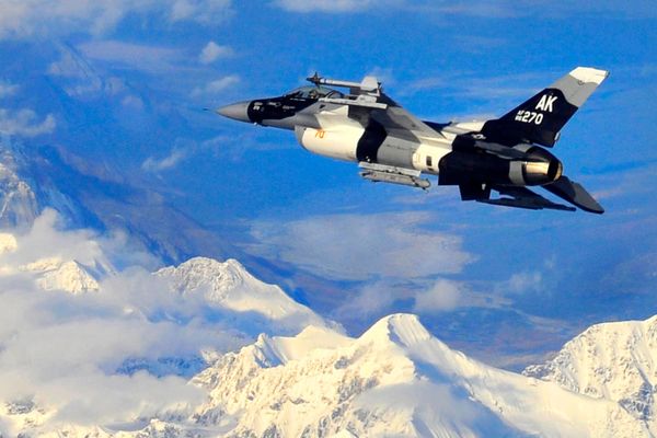 De la menace verbale à l’intimidation : l’US Air Force a déployé deux avions de combat F-16 au Groenland, par Michel Goldstein